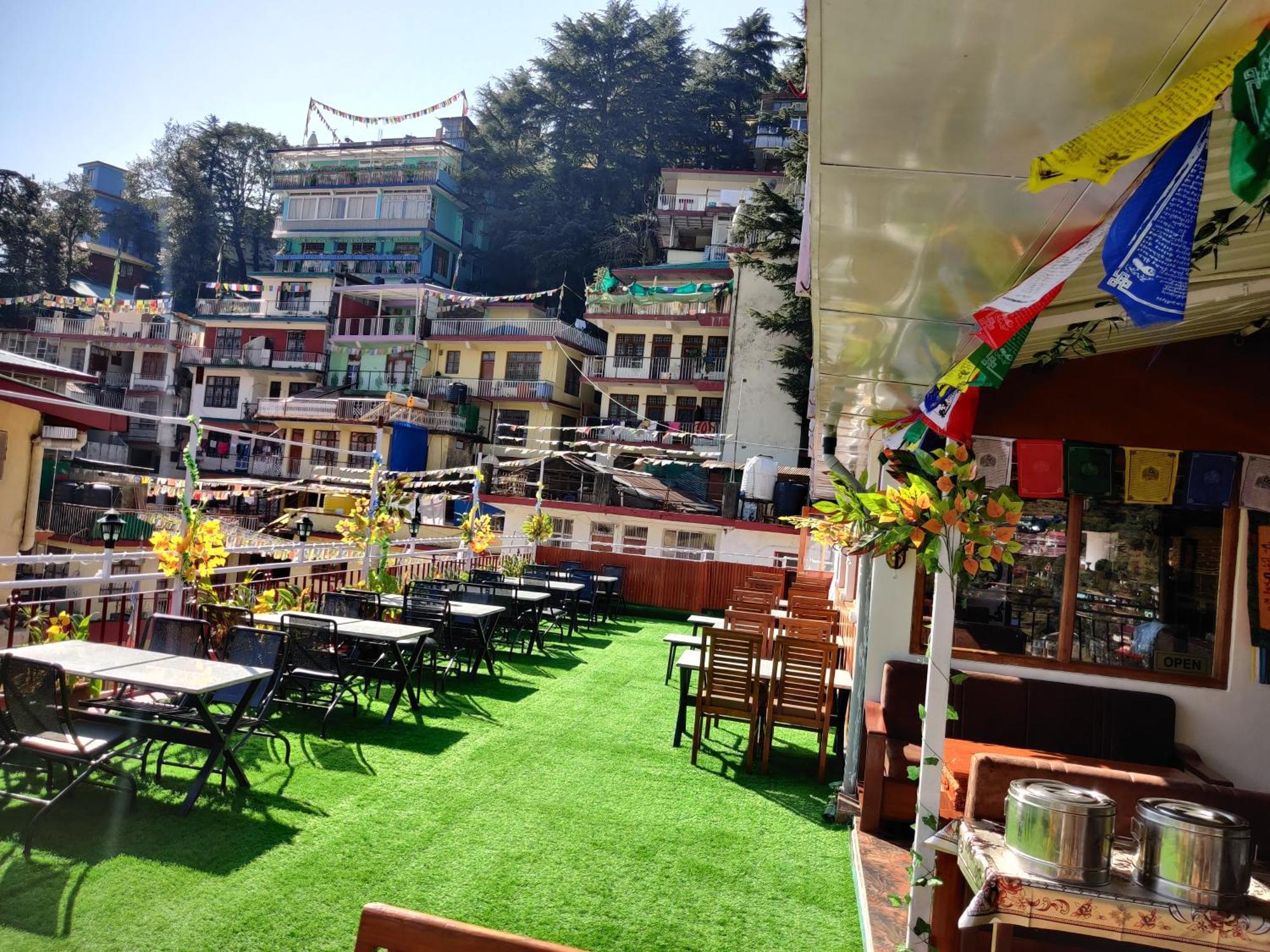Hotel Akash - Luxury Hotel In Mcleodganj МакЛеод Ганж Екстериор снимка